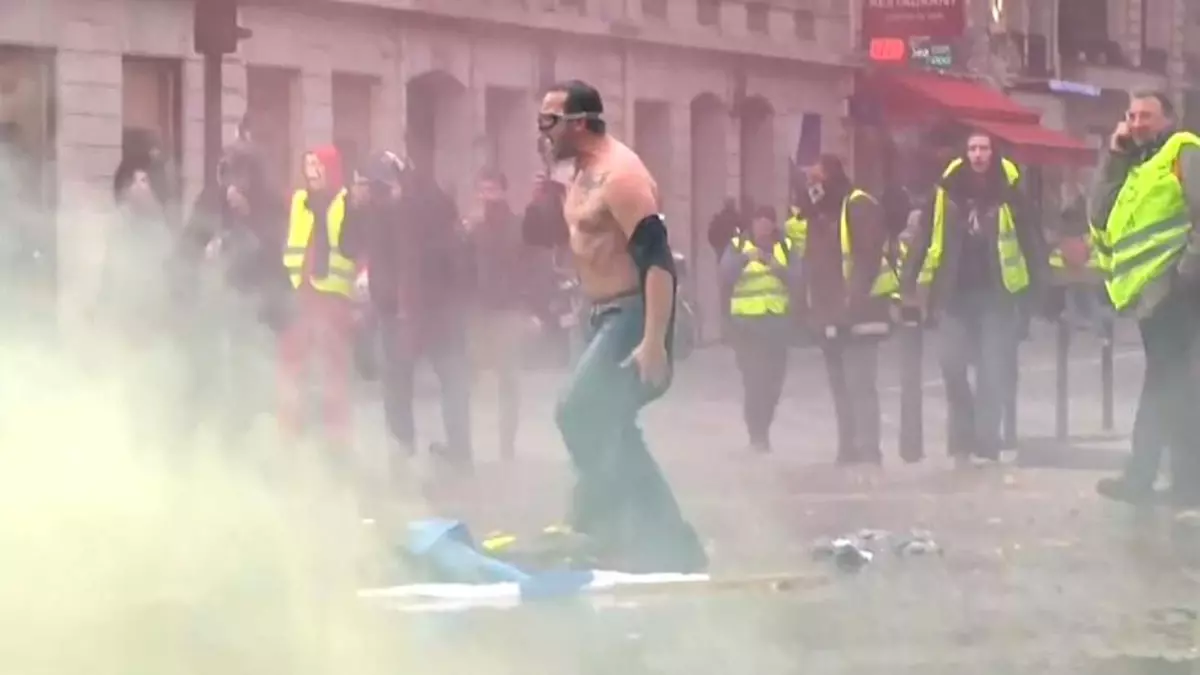 Video | Fransız Halkı Hayat Pahalılığına İsyan Ediyor: Sarı Yelekliler Hareketi