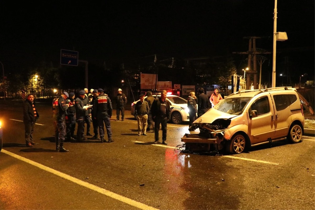 Bolu\'da Kamyonetle Minibüs Çarpıştı: 3 Yaralı