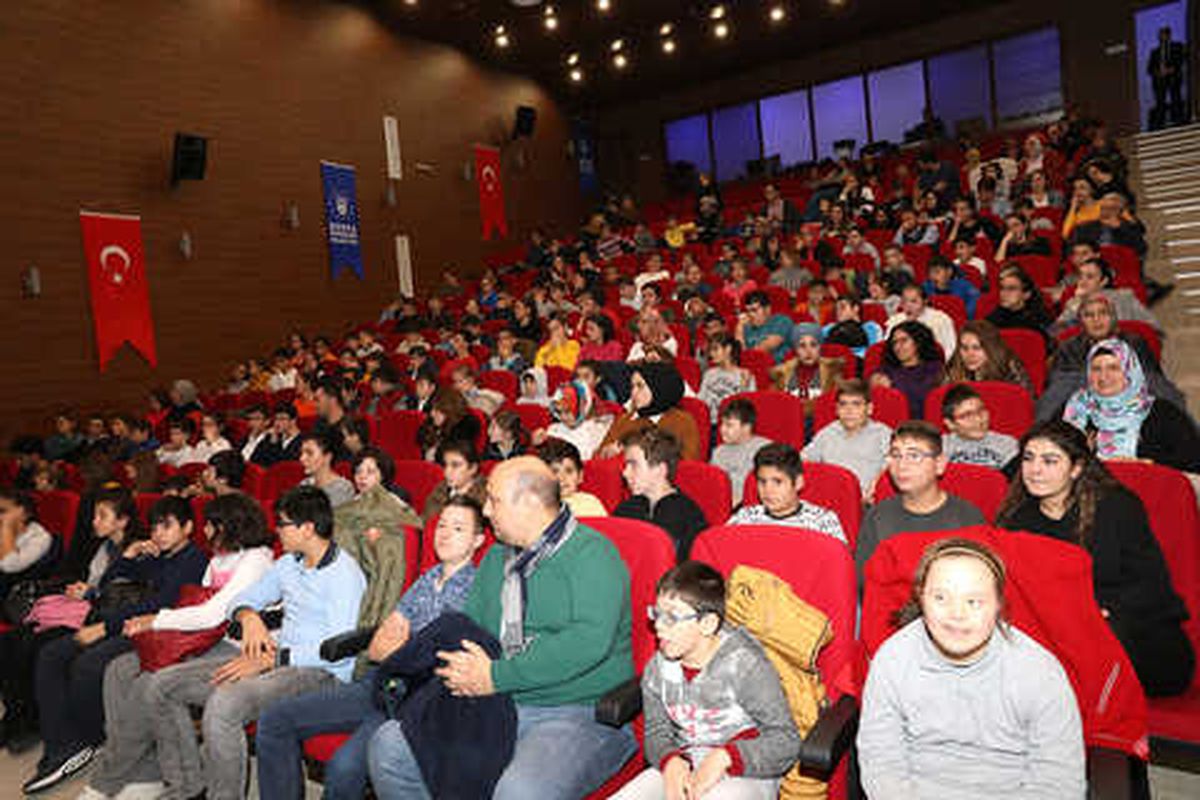 \'Engelli Öğrencilerin Tiyatro Keyfi