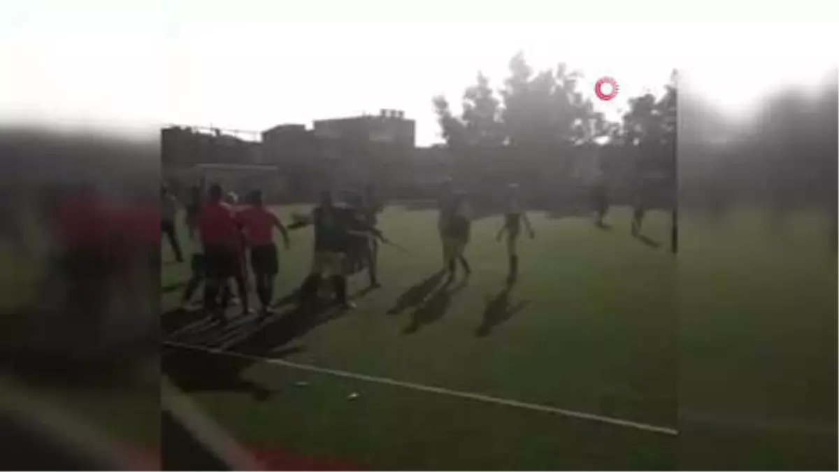 Futbolcu, Hakeme Uçan Tekme Attı