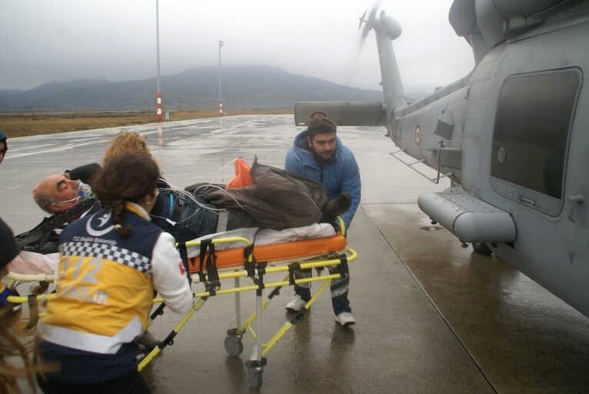 Gökçeada\'da Fenalaşan Vatandaş İçin Deniz Kuvvetleri Helikopteri Seferber Oldu