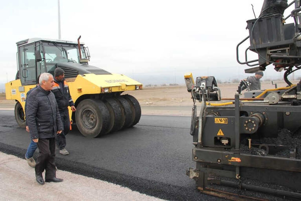 İncesu\'da Örenşehir TOKİ Yolu Sıcak Asfalt Çalışması Devam Ediyor