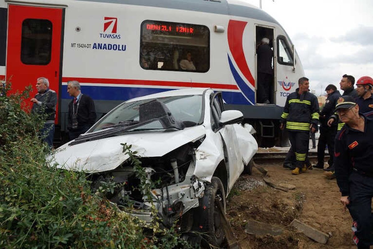 Kapalı Bariyerden Geçmeye Çalışan Eski Baş Komiser Trenin Altında Kaldı