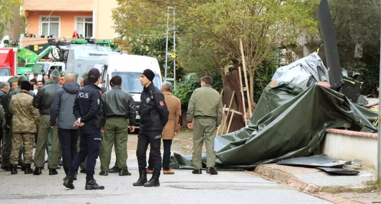 Kaza Kırım Ekibi, Düşen Helikopterin Enkazını İnceliyor