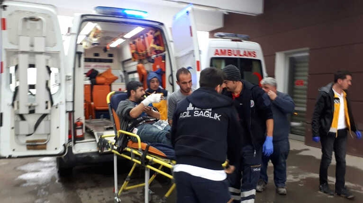 Kolunu İş Makinesine Kaptıran İşçi Yaralandı