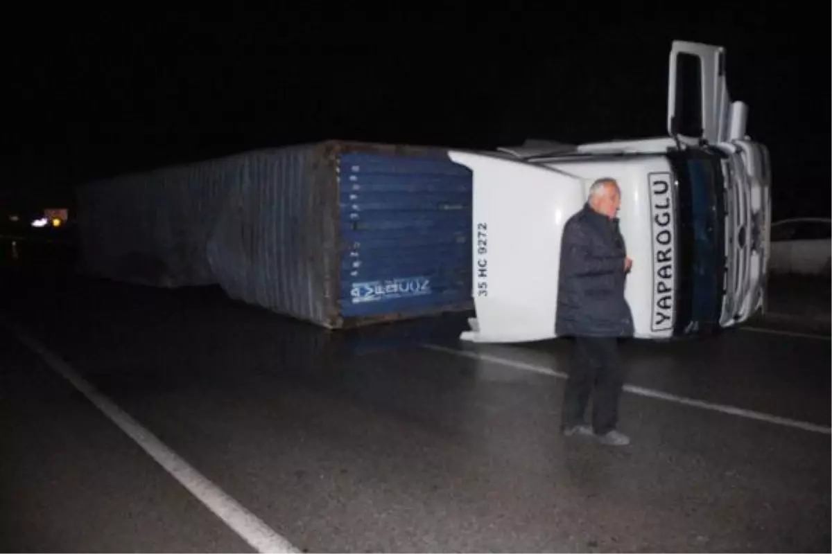 Konteyner Yüklü Tır Devrildi, Sürücü Yaralı