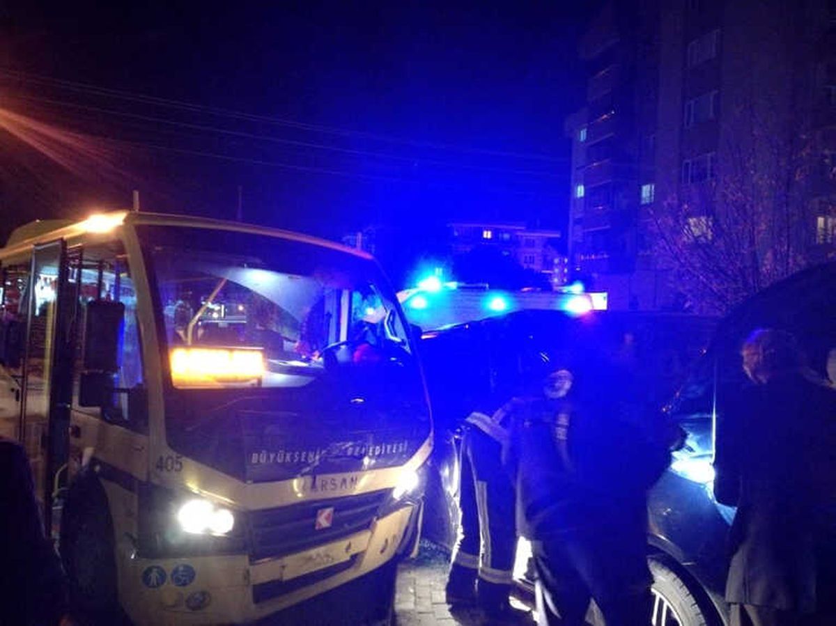 Minibüs ile Otomobil Çarpıştı: 5 Yaralı