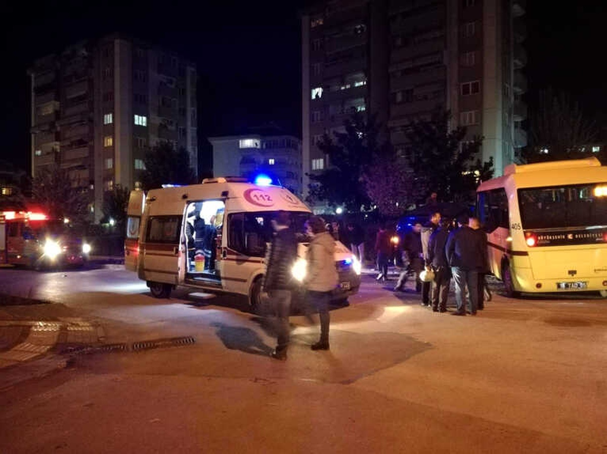 Minibüs ile Otomobil Çarpıştı: 5 Yaralı