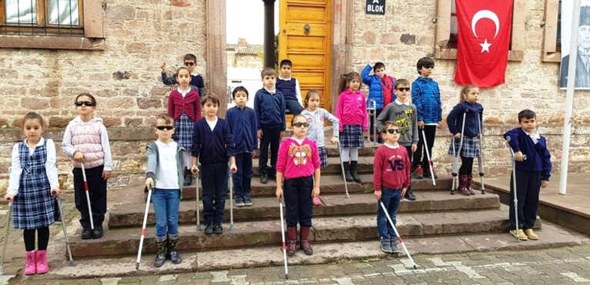 Minik Öğrenciler Engellilerle Empati Kuracak