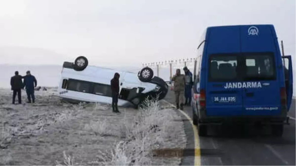 Öğrenci Servisi Devrildi: 13 Yaralı