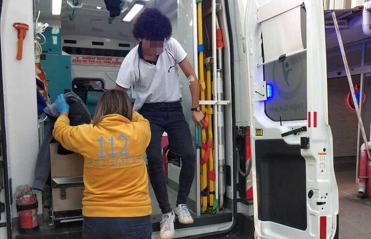 Okul Çıkışı Bıçaklı Saldırıya Uğrayan Lise Öğrencisi Yaralandı