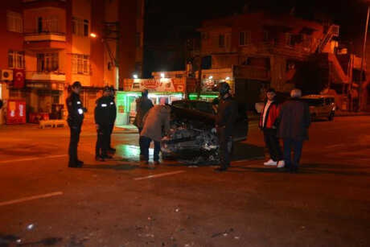 Otomobil ve Hafif Ticari Araç Çarpıştı: 1 Yaralı