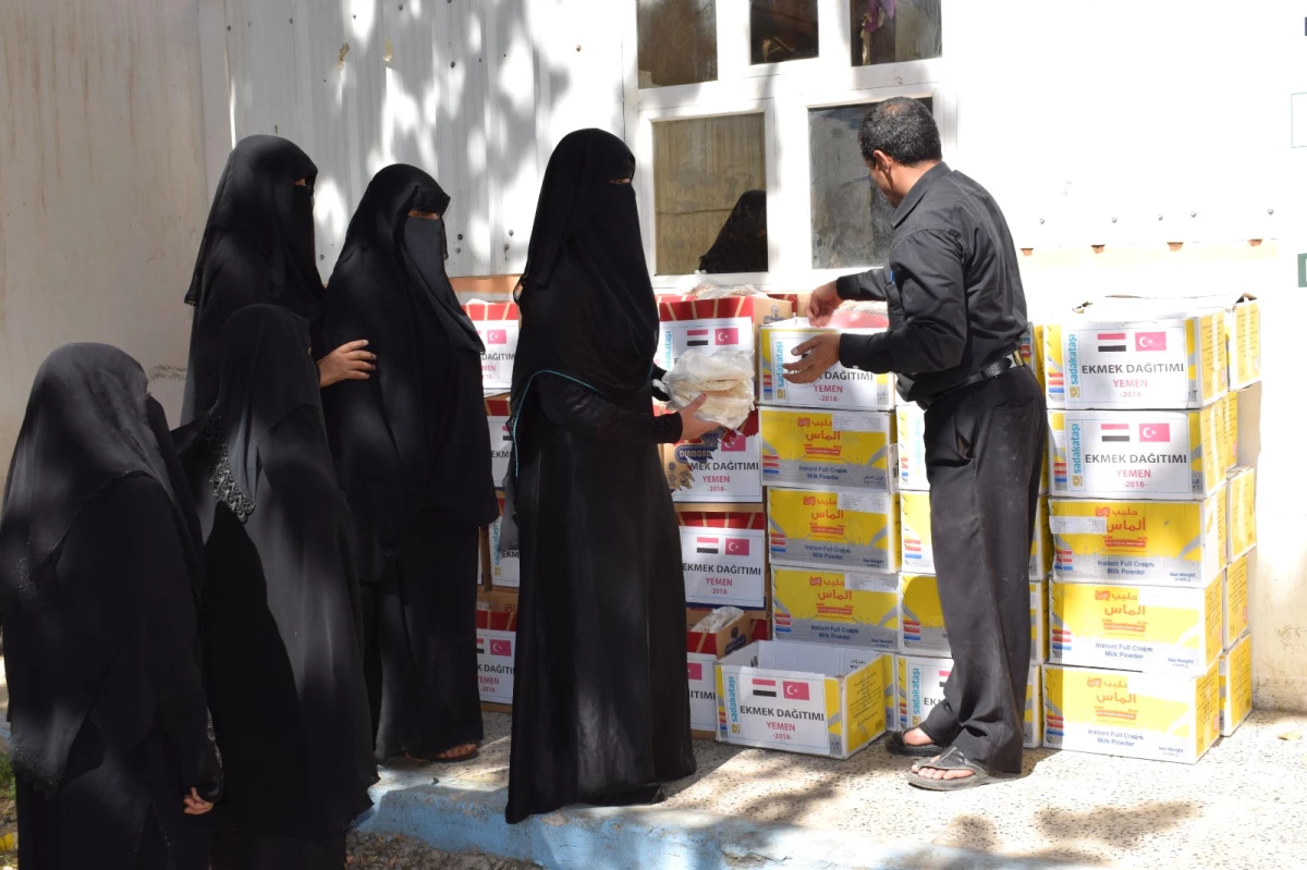 Sadakataşı\'ndan Yemen\'de Ekmek Dağıtımı