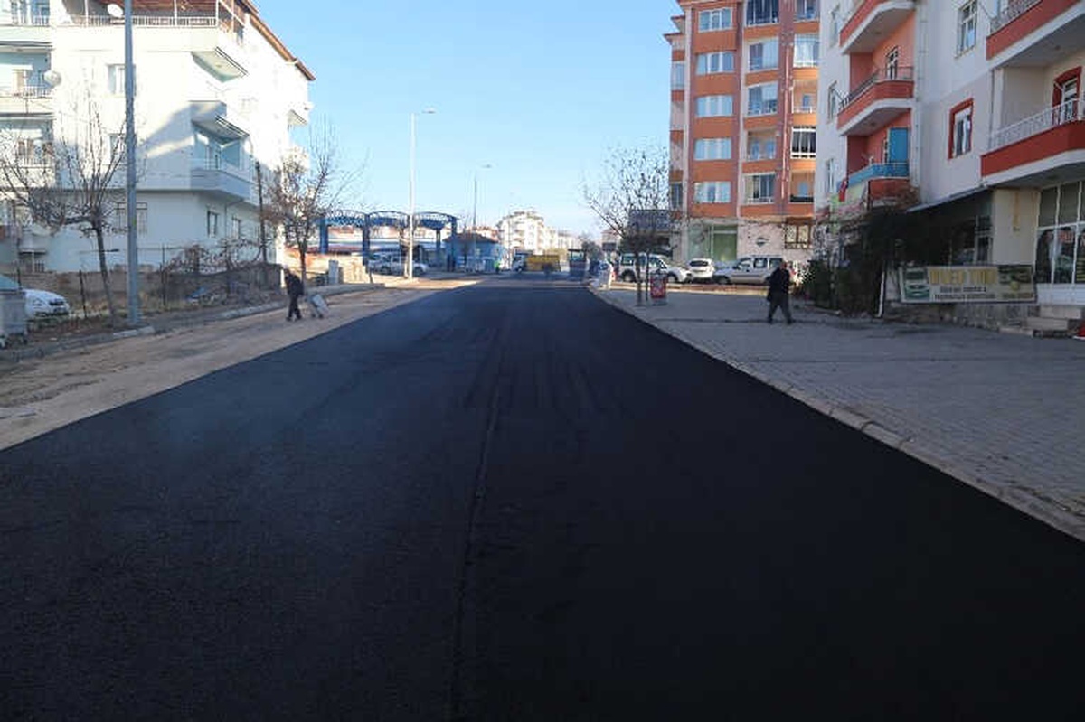 Sanayi Caddesi ve Pazar Yolunda Sıcak Asfalt Çalışmaları Devam Ediyor
