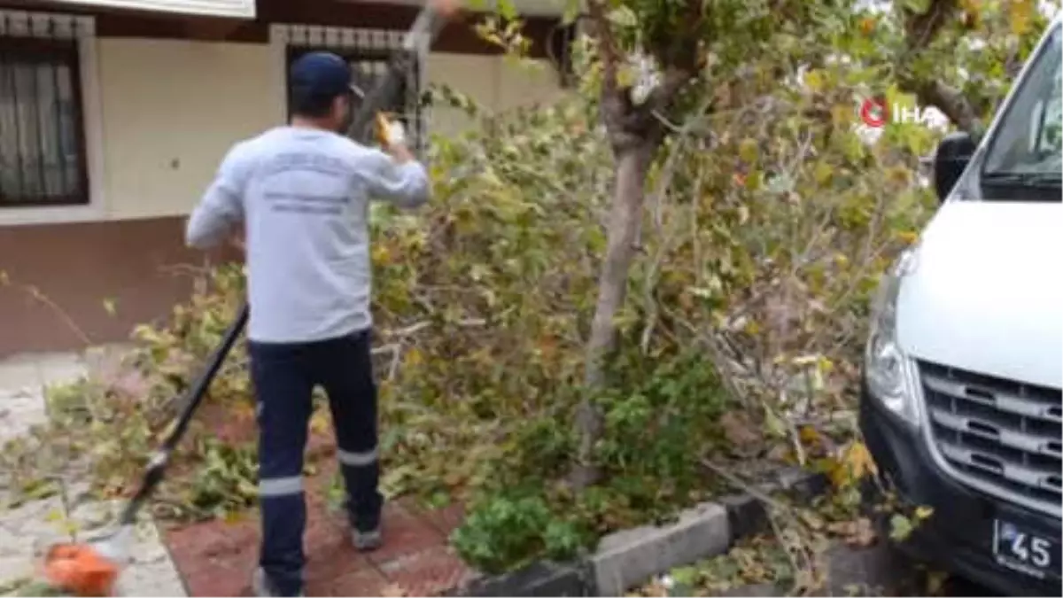 Şiddetli Rüzgar Manisa\'da Hasara Yol Açtı