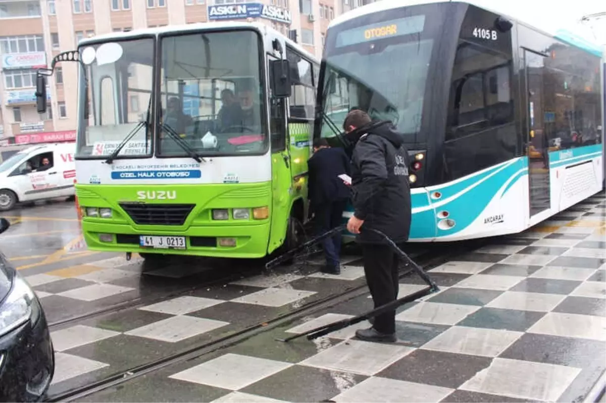 Tramvay Halk Otobüsü Böyle Çarpıştı