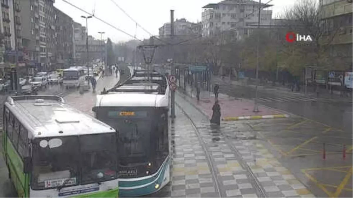 Tramvay Halk Otobüsü Böyle Çarpıştı