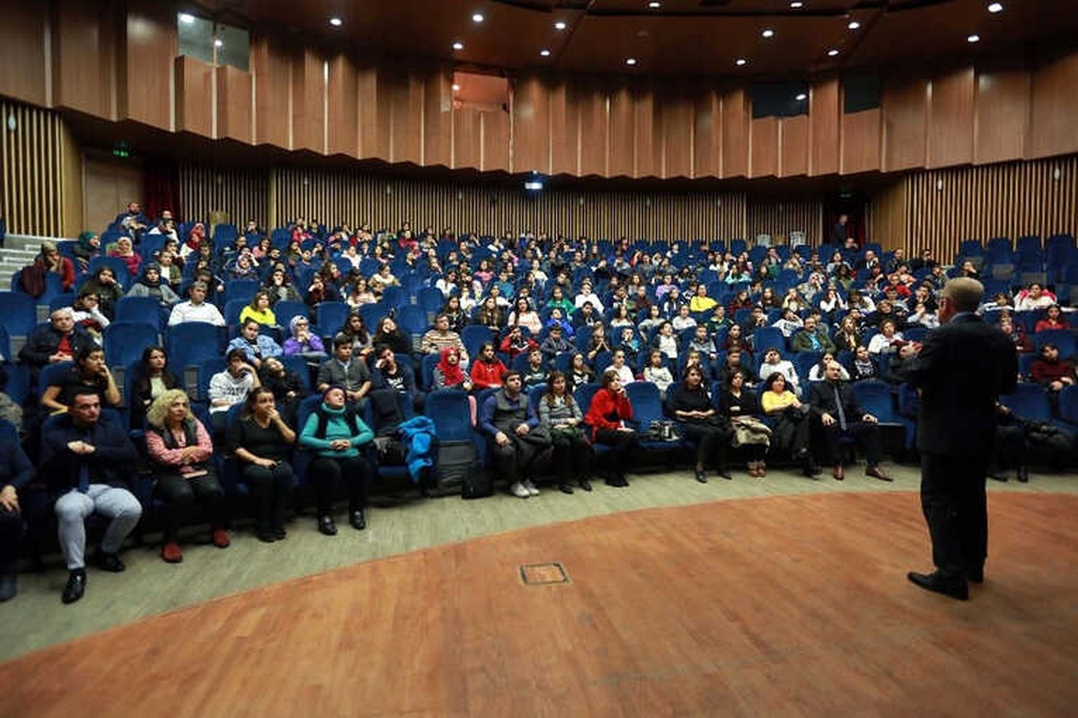 Yenimahalle\'de \'Z-Kuşağı ve Teknoloji Bağımlılığı\' Semineri