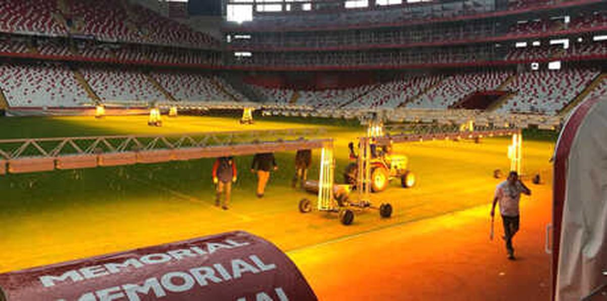 Antalya Stadı\'nın Zeminine Bakım...