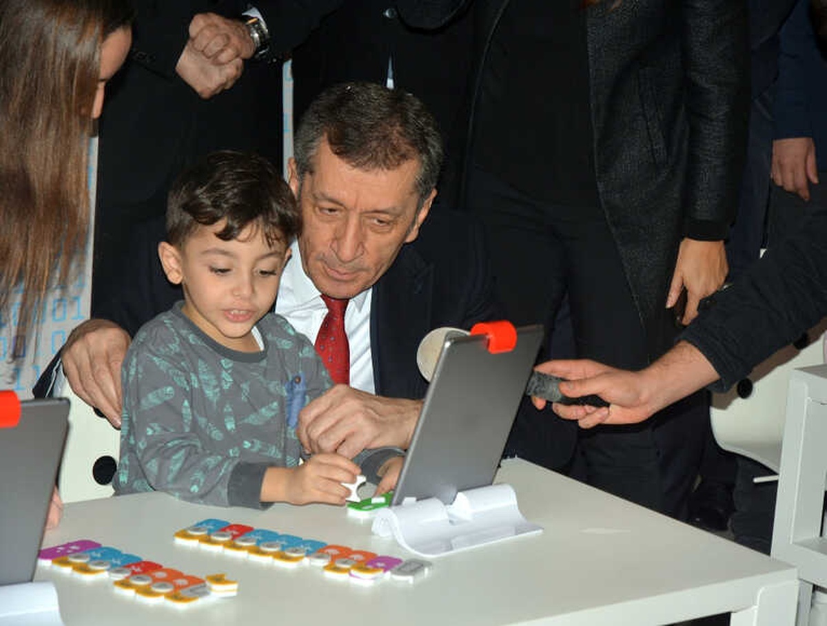 Bakan\'dan Velilere: Bırakın Kendi Zamanlarını Yaşasınlar