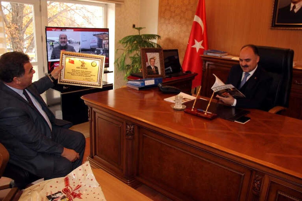 Başkan Alan ve Beraberindekiler Vali Günaydın\'ı Ziyaret Etti