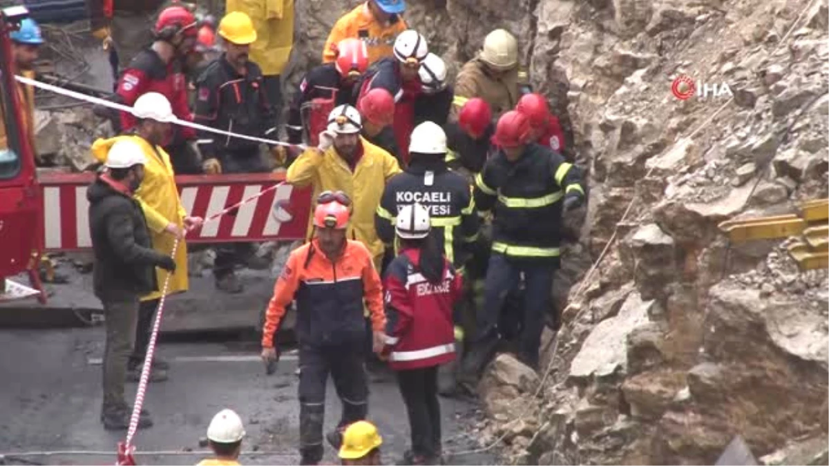 Beton Blok Altında Kalan 4 İşçiden 1\'i Kurtarıldı