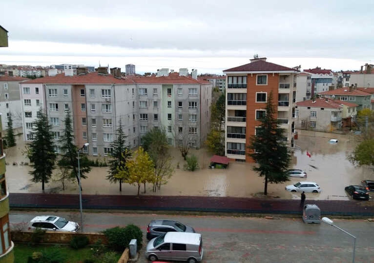 Edirne\'de Yağış Hayatı Felç Etti