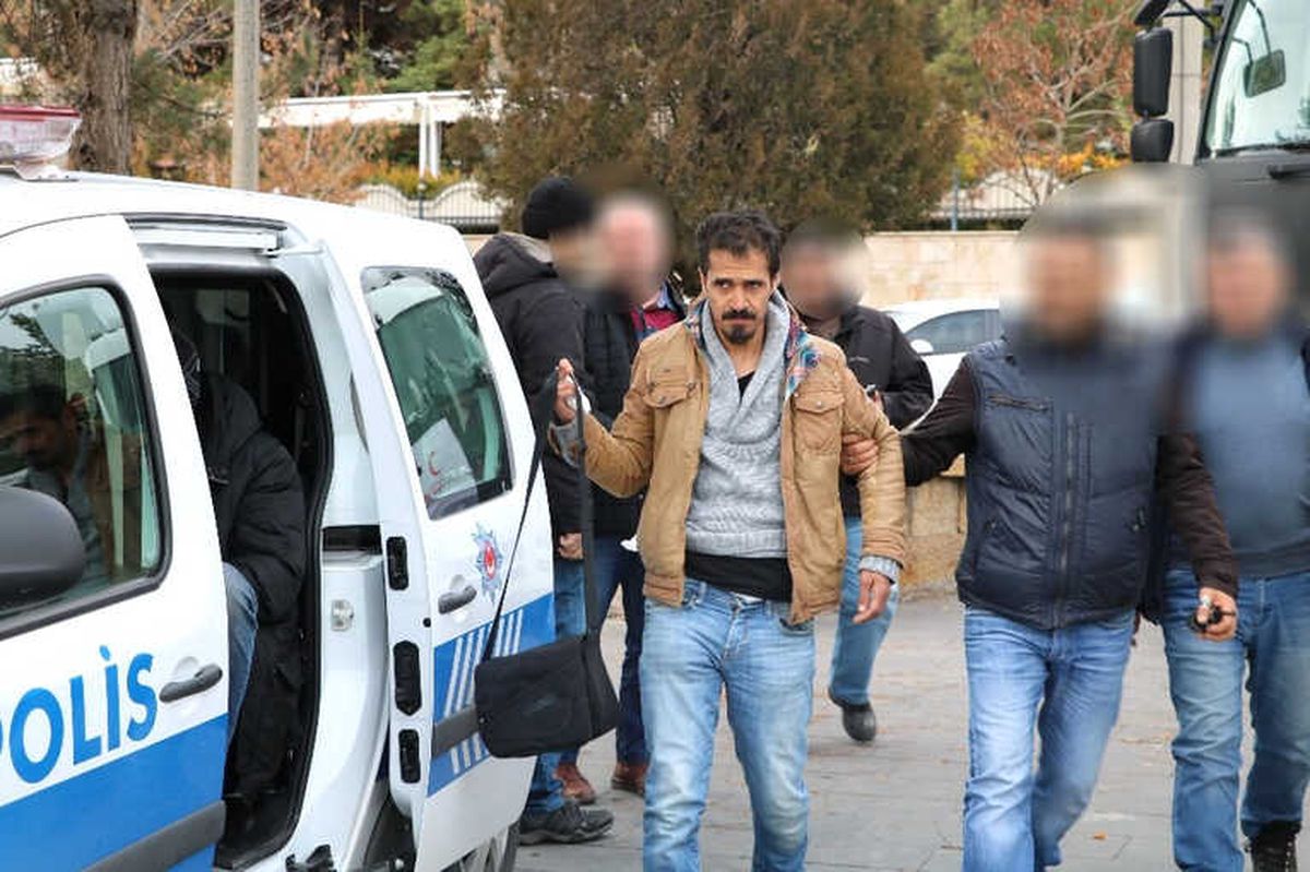 Fetö\'den Aranan Kişi Simit Satarken Yakalandı