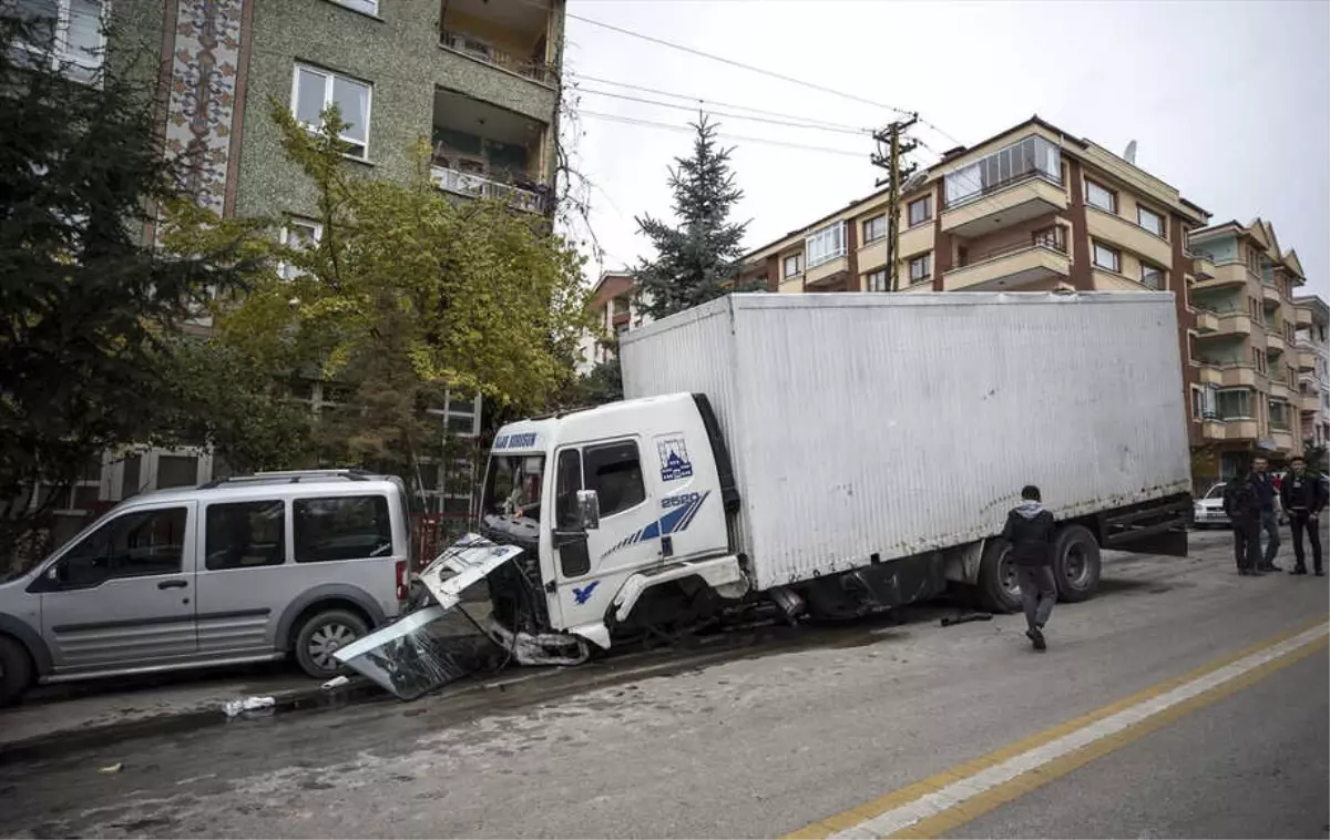 Freni Boşalan Kamyon 9 Araca Çarptı