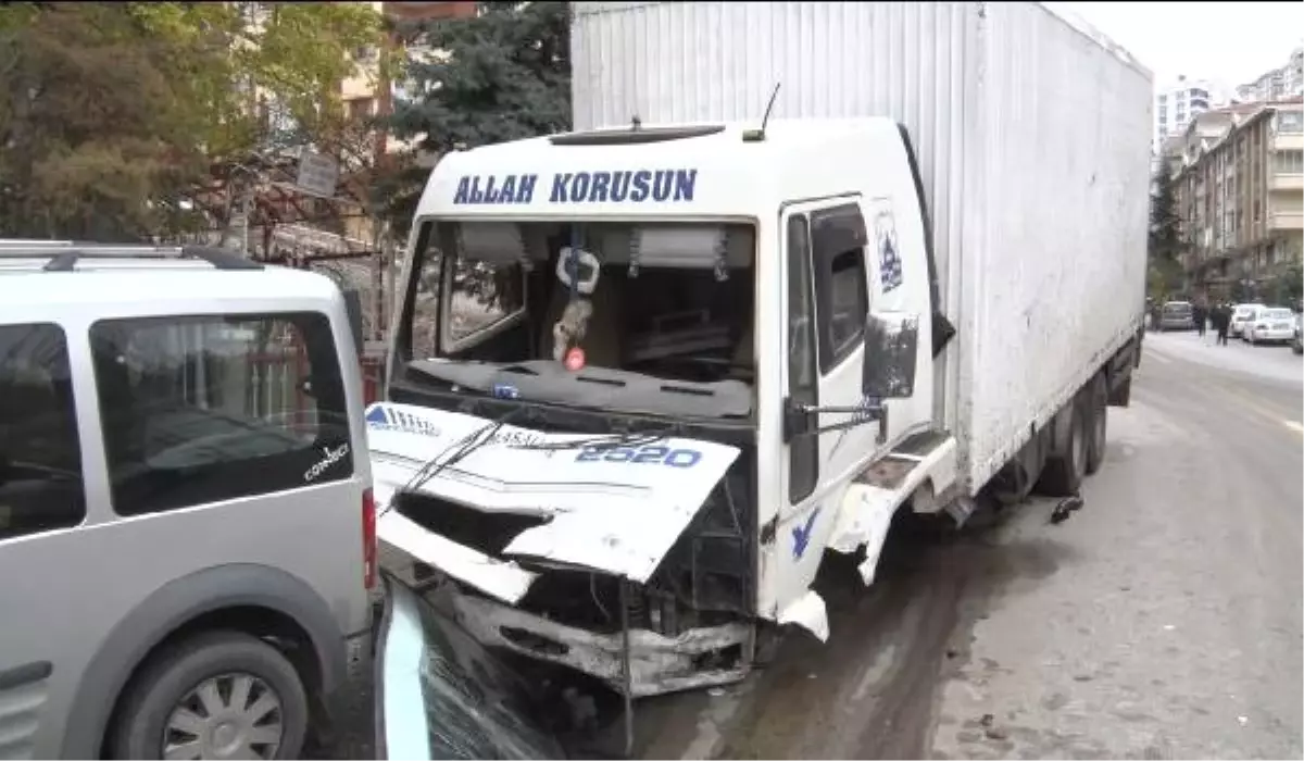 Freni Boşalan Kamyon, Ortalığı Savaş Alanına Çevirdi: 2 Yaralı