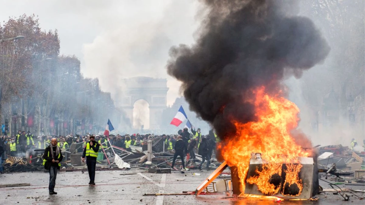 Ft\'nin Fransa\'daki Protestolara Yorumu: Fransızlar Dirgenlerini Macron\'a Doğrulttu