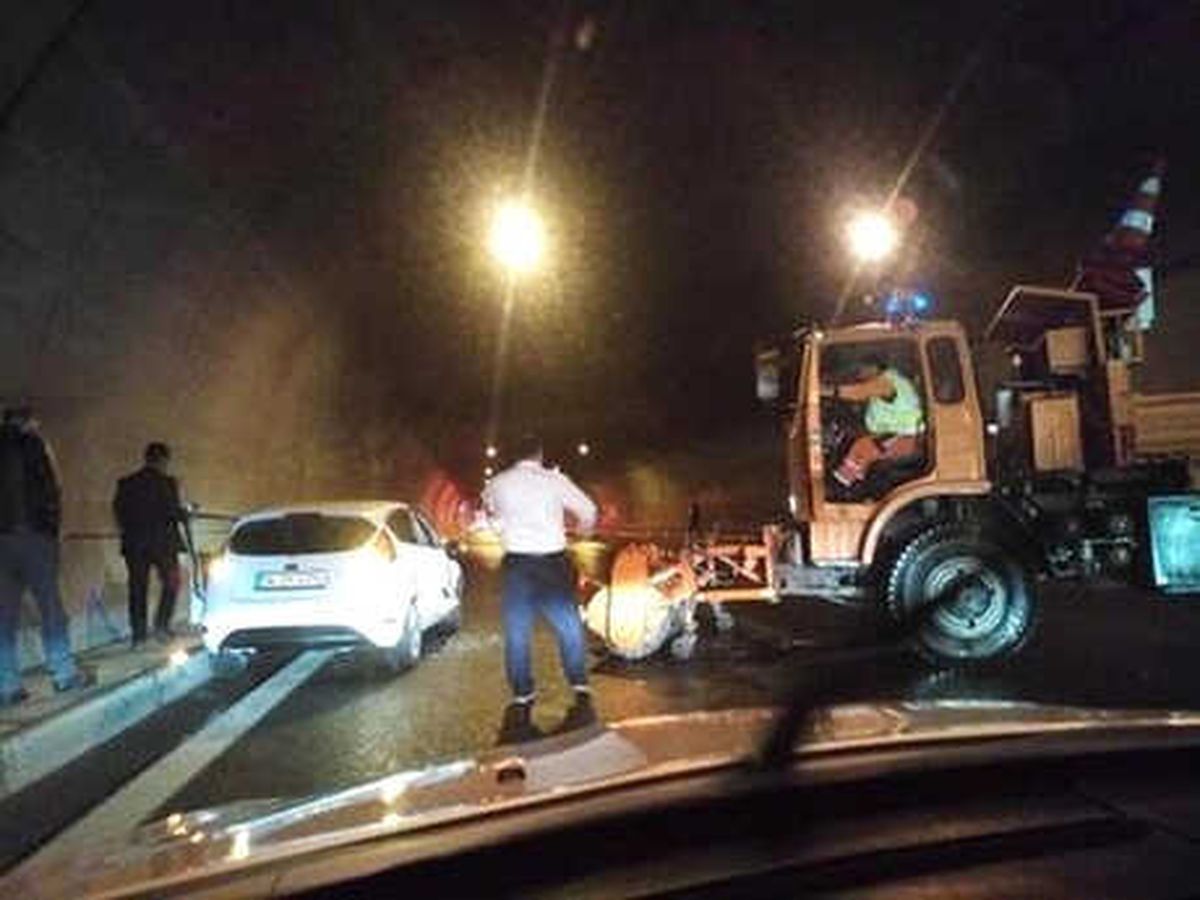 İzmir\'de, Tünelde Devrilen Tır\'ın Sürücüsü Yaralandı