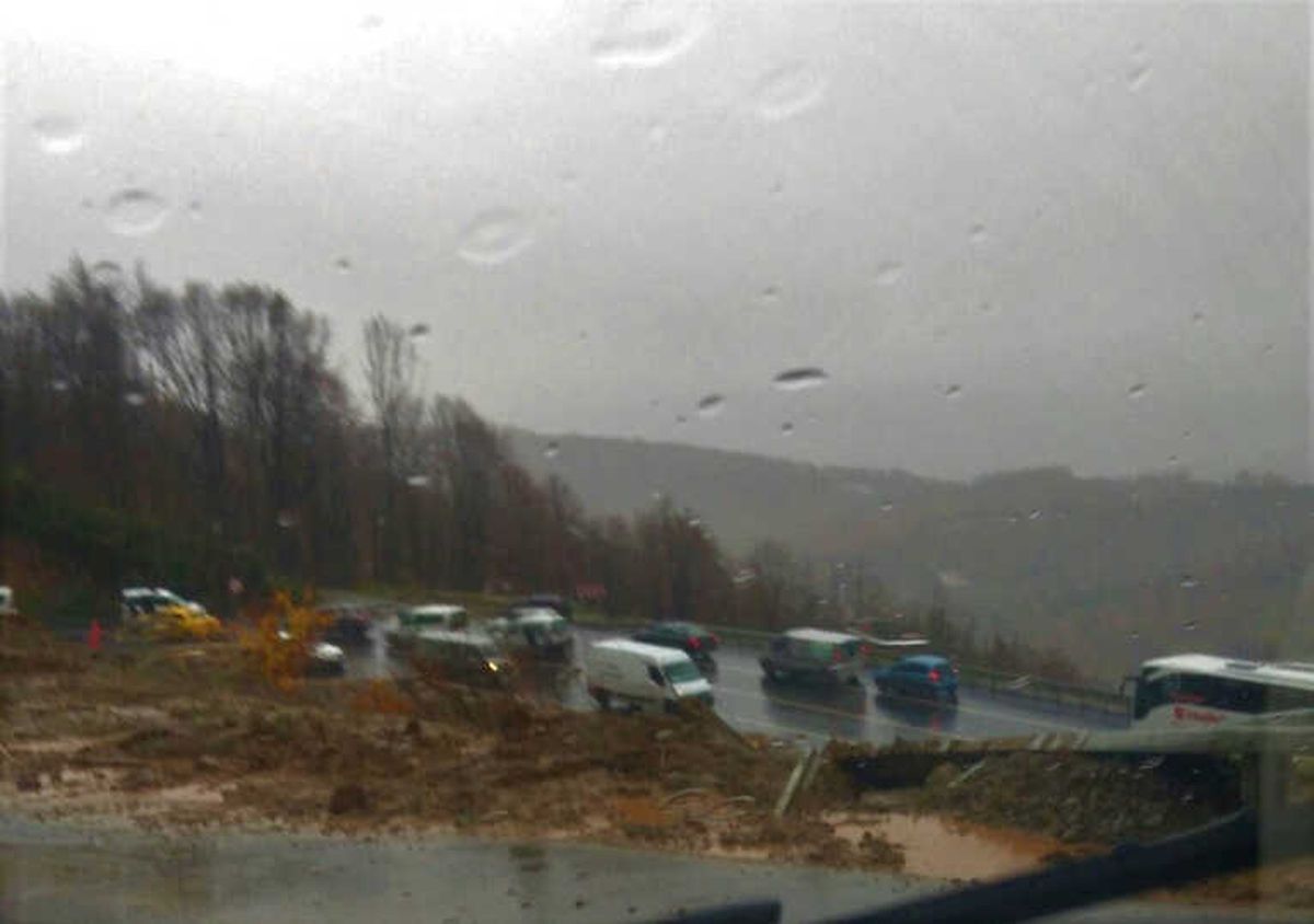 Kırklareli\'nde Heyelan Nedeniyle Yol Trafiğe Kapandı