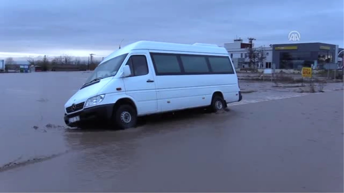 Kuvvetli Sağanak Cadde ve Sokakları Göle Çevirdi (2)