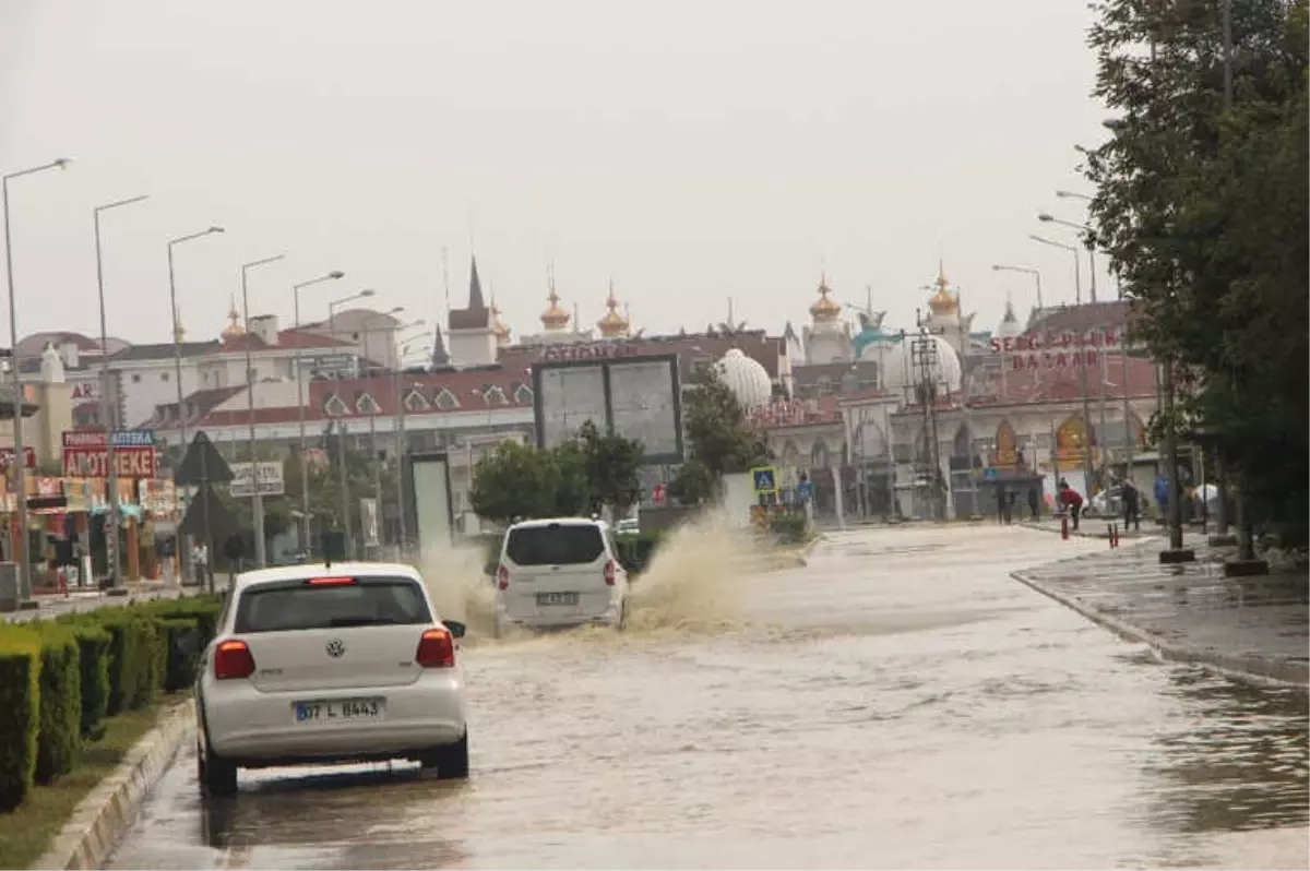 Manavgat\'ta Yağmur Suları Sebebiyle Bazı Araçlar Yolda Kaldı