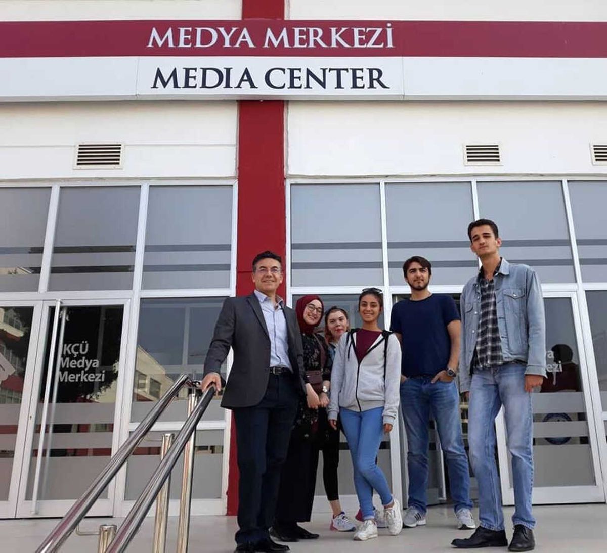 Öğrencilerden Yağmurda Kalan Köpeğe Şefkat Şemsiyesi