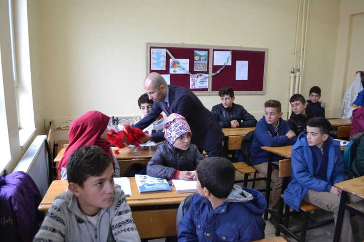 Ölen Öğrencinin Masasına Çiçek Bıraktılar