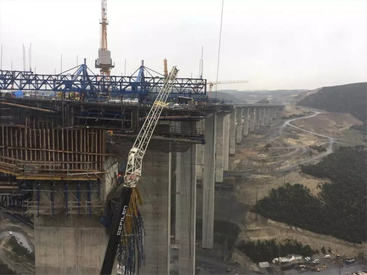 Otoyol Çalışmasında Beton Blok Düştü