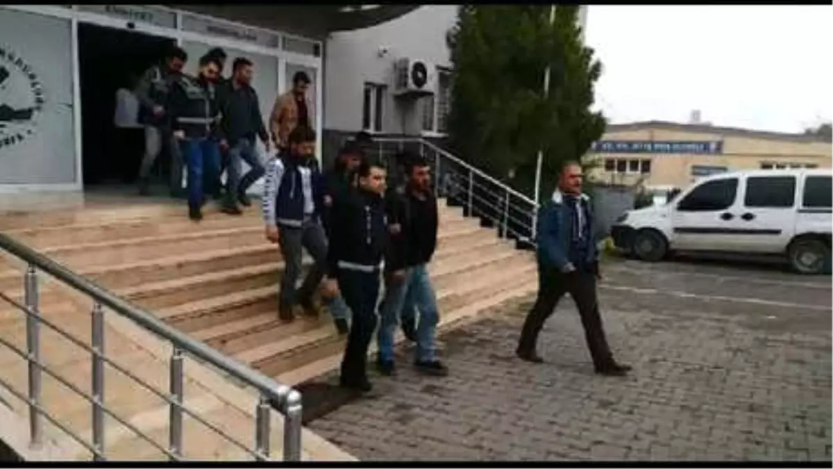 Polis, Aranan Şüphelileri Masa Altı ve Çatıdan Kaçarken Yakaladı