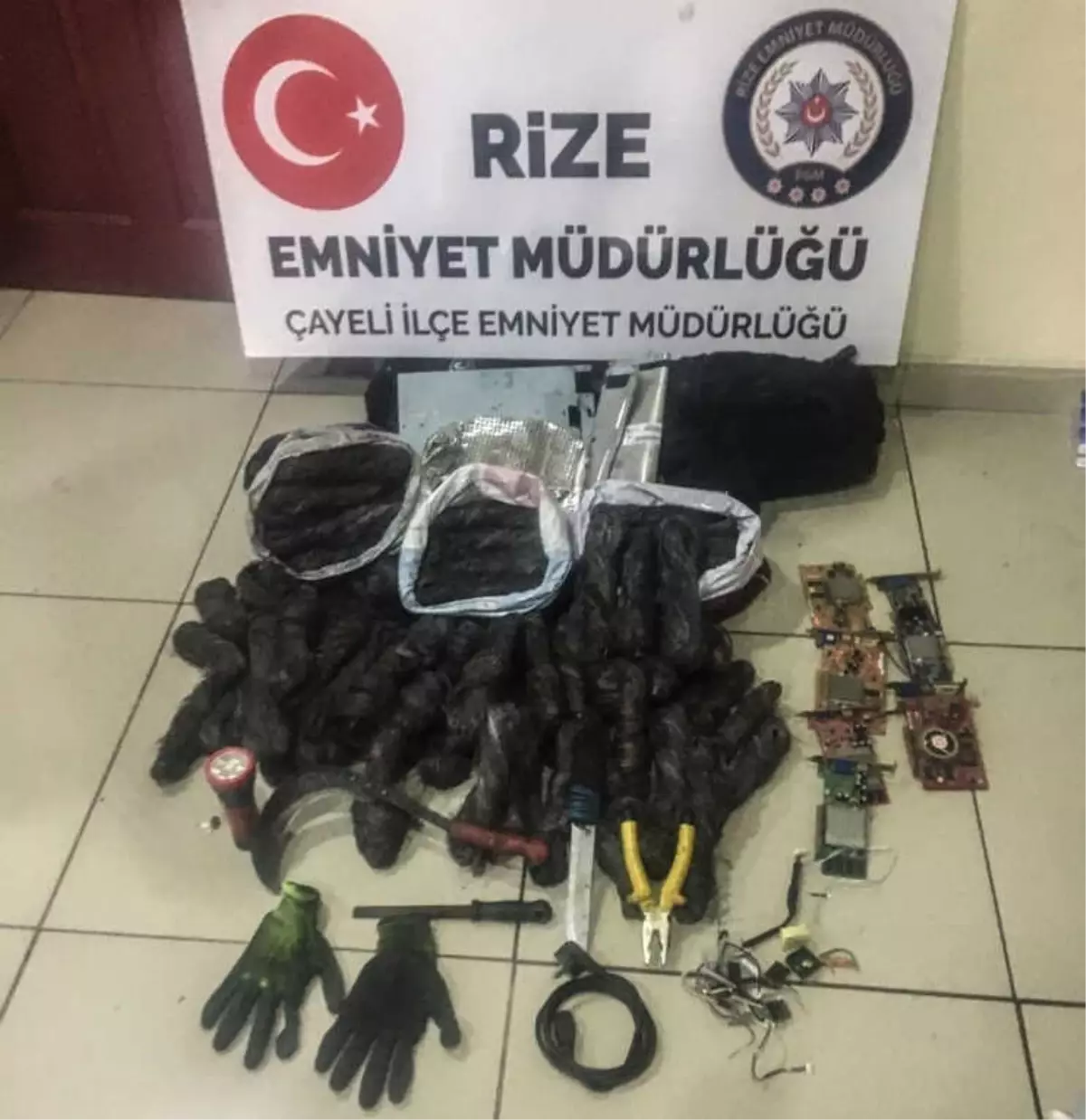 Rize\'nin Çayeli İlçesinde Hırsızlık Yapan 3 Yabancı Uyruklu Kişi Yakalandı