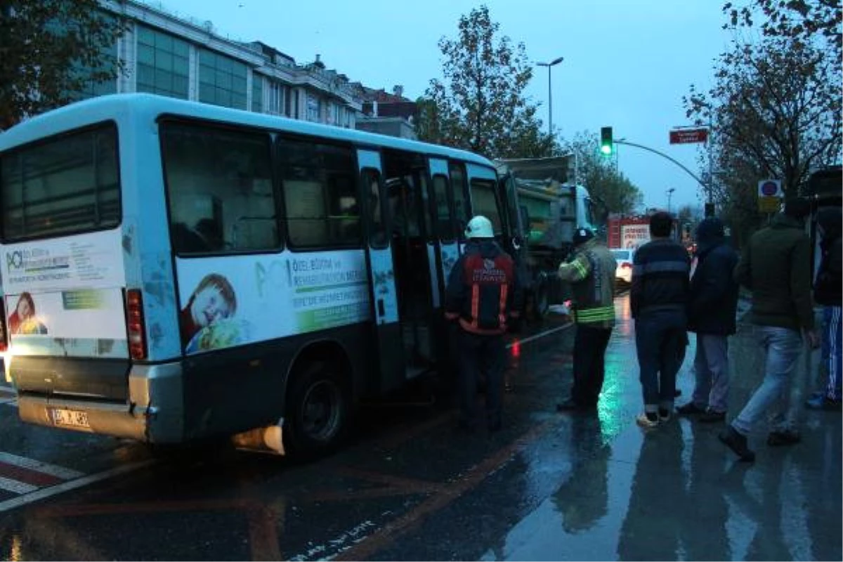 Sütlüce\'de Minibüs Hafriyat Kamyonuna Çarptı: 2 Yaralı