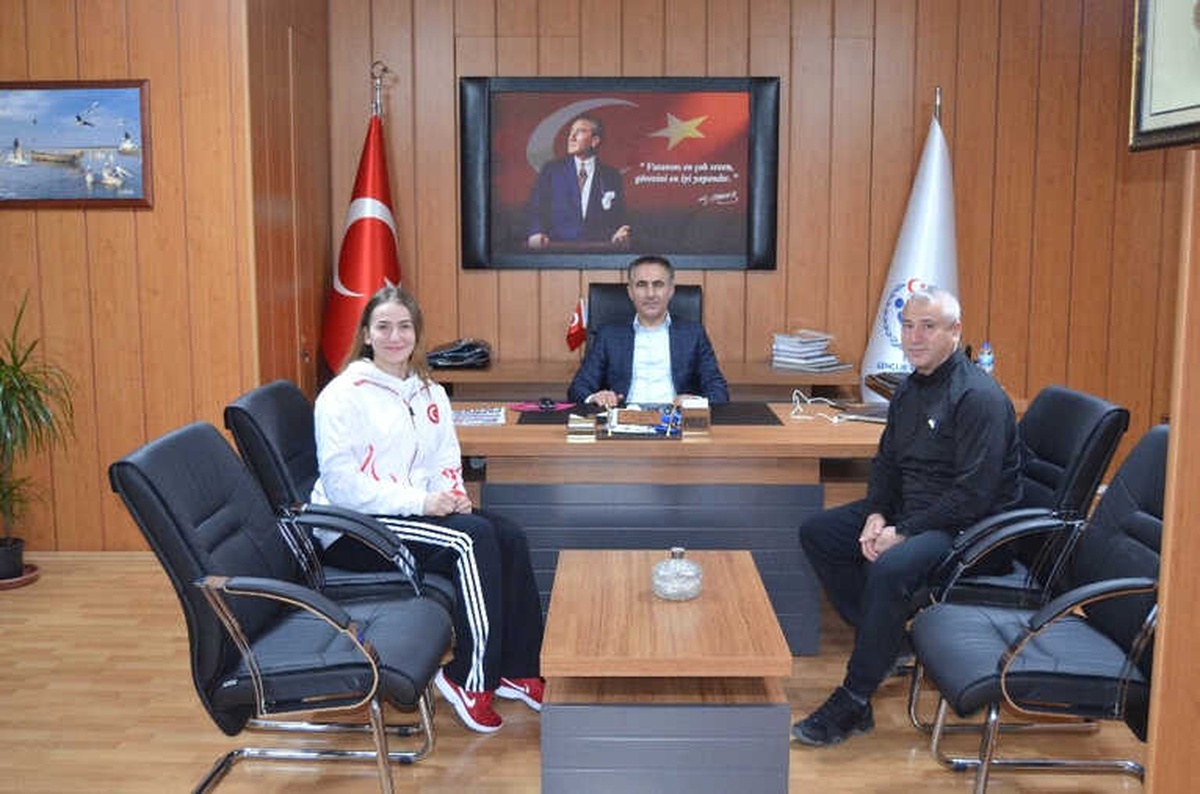Türkiye Şampiyonu Betül Yörük, Müdür Arıcıoğlu\'nu Ziyaret Etti