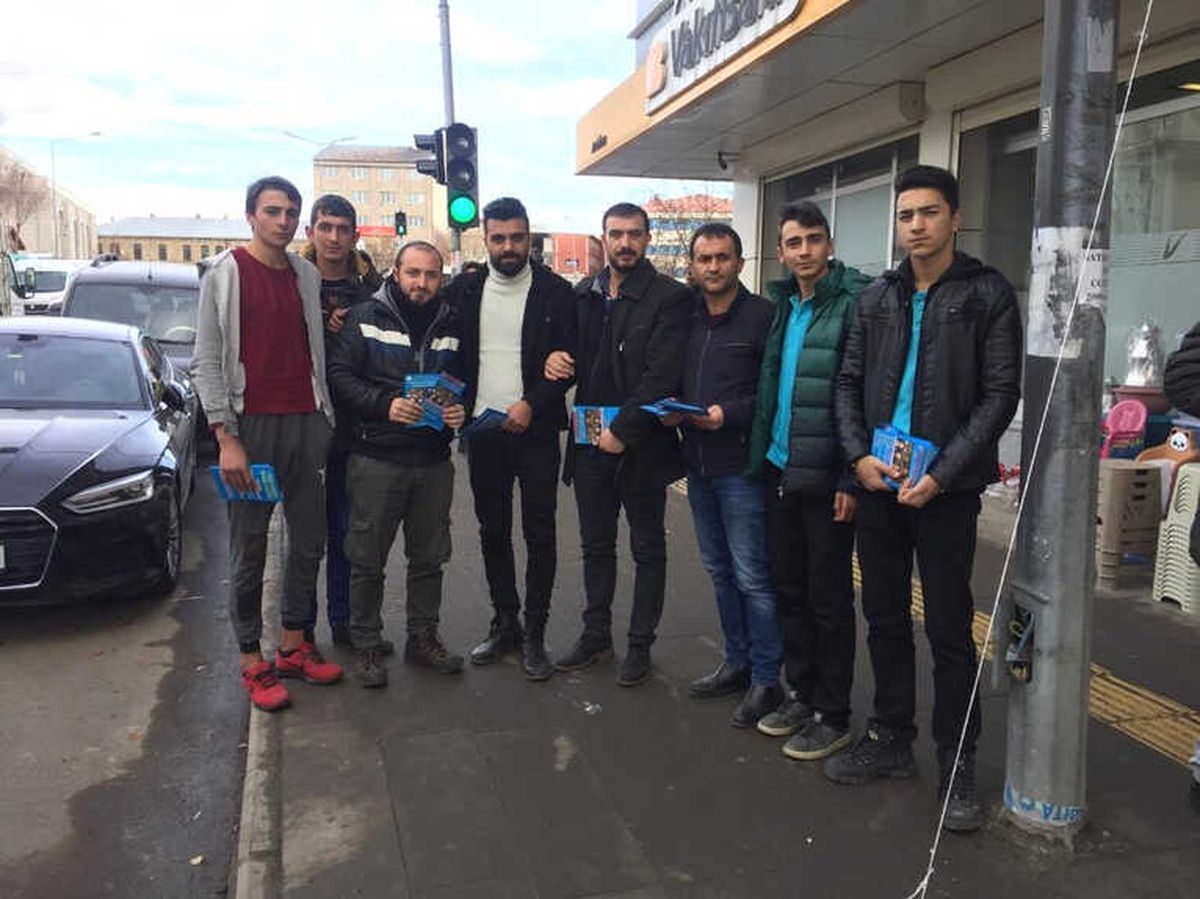 Umder Gençlere Broşür Dağıttı