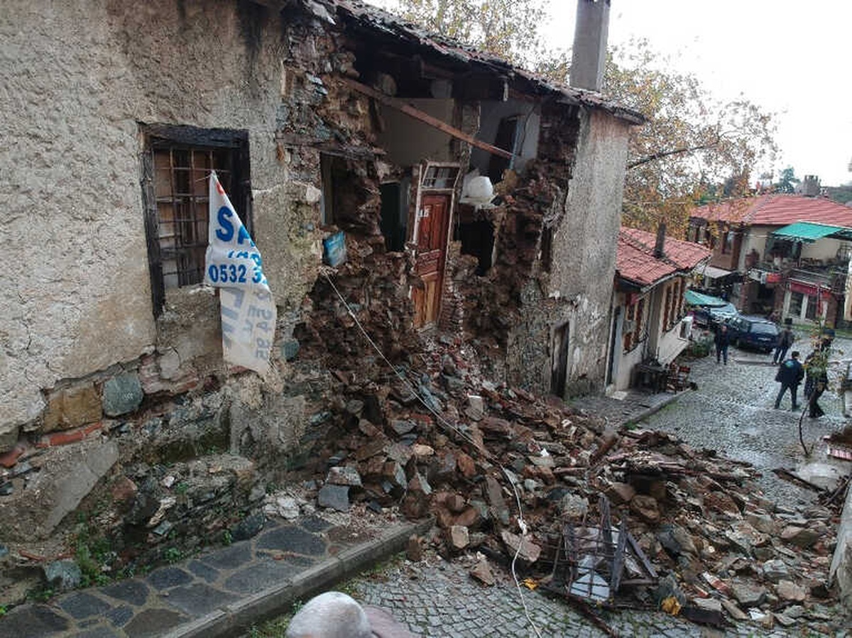 Yağış ve Fırtına Ev Yıktı