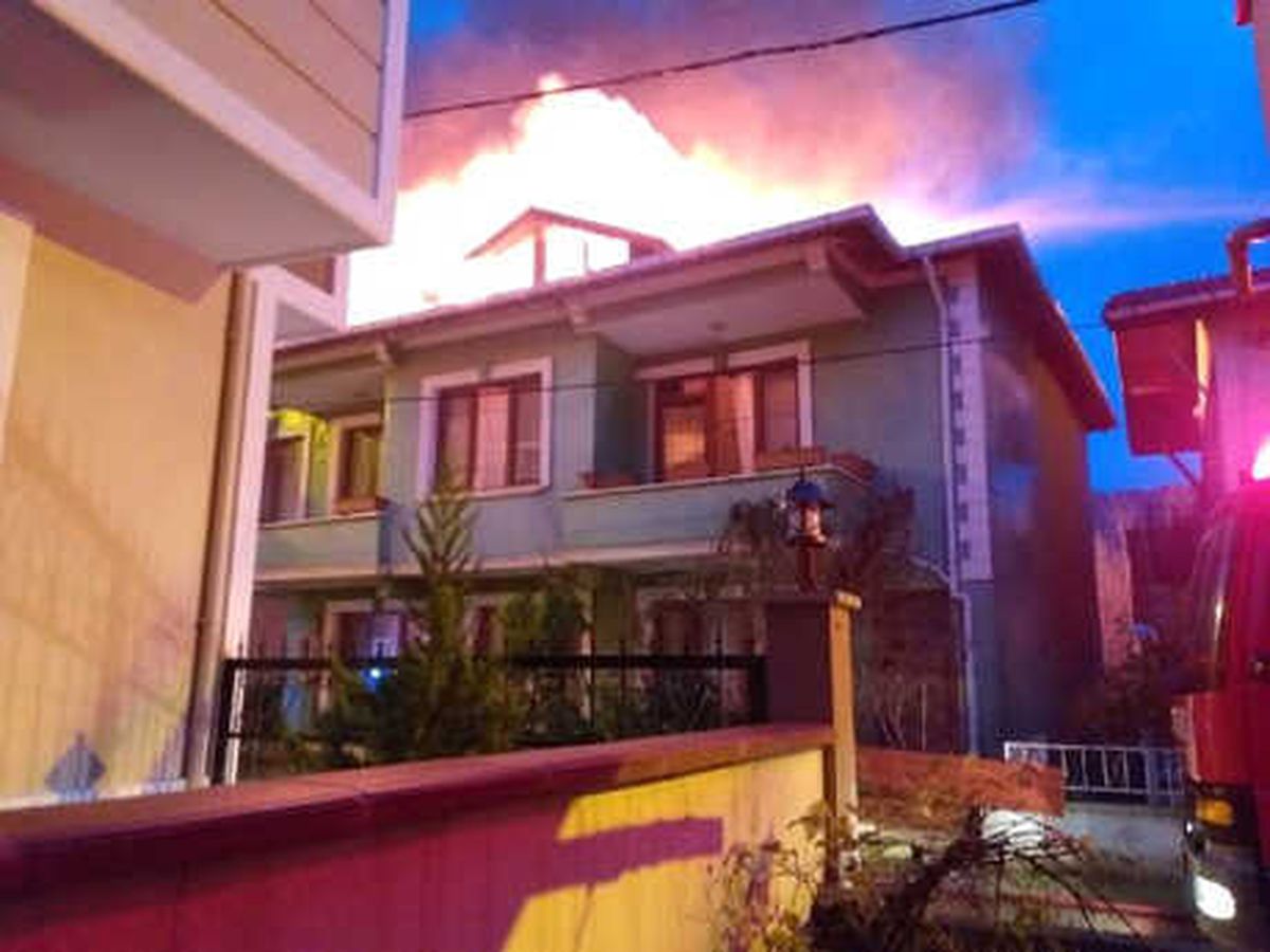 Ağva\'da İki Katlı Bina Alev Alev Yandı