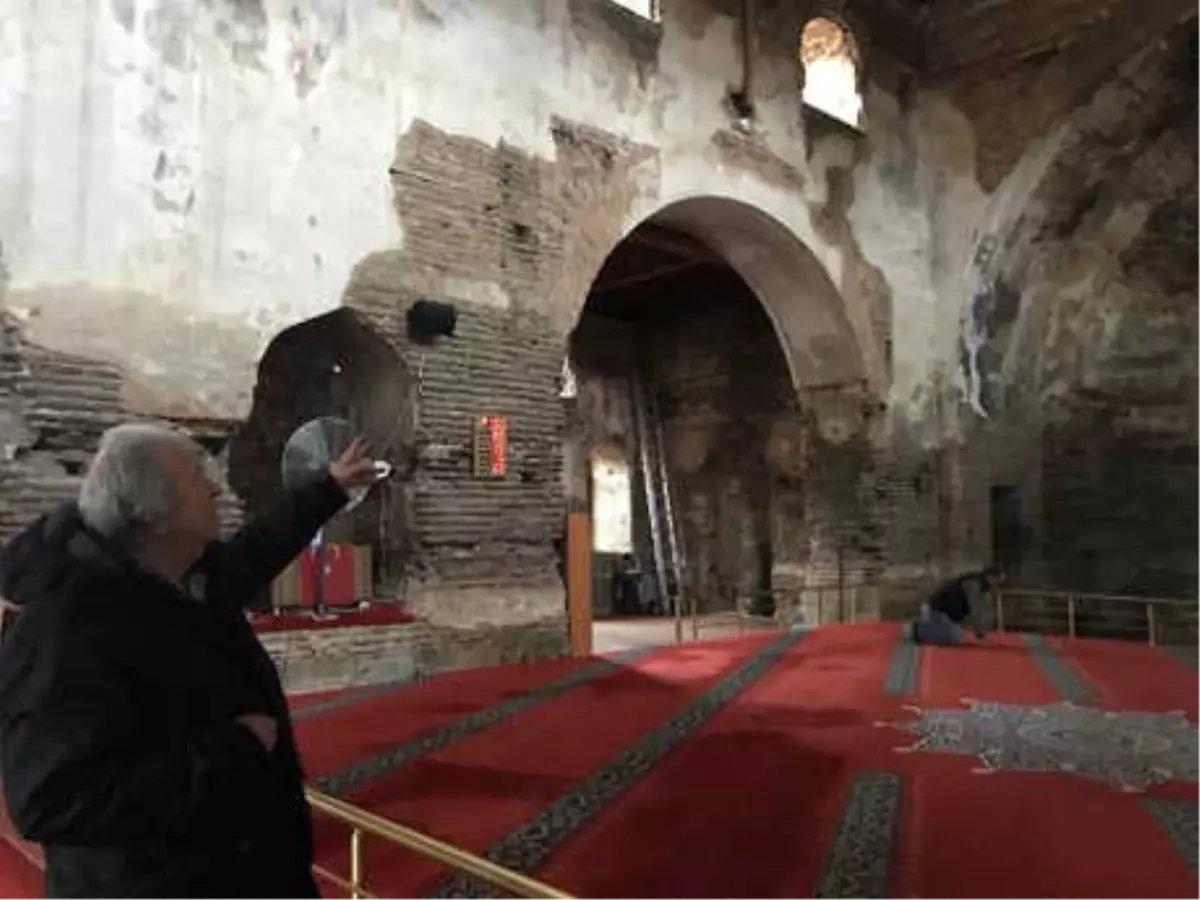 Ayasofya\'nın Sıvaları da Dökülüyor