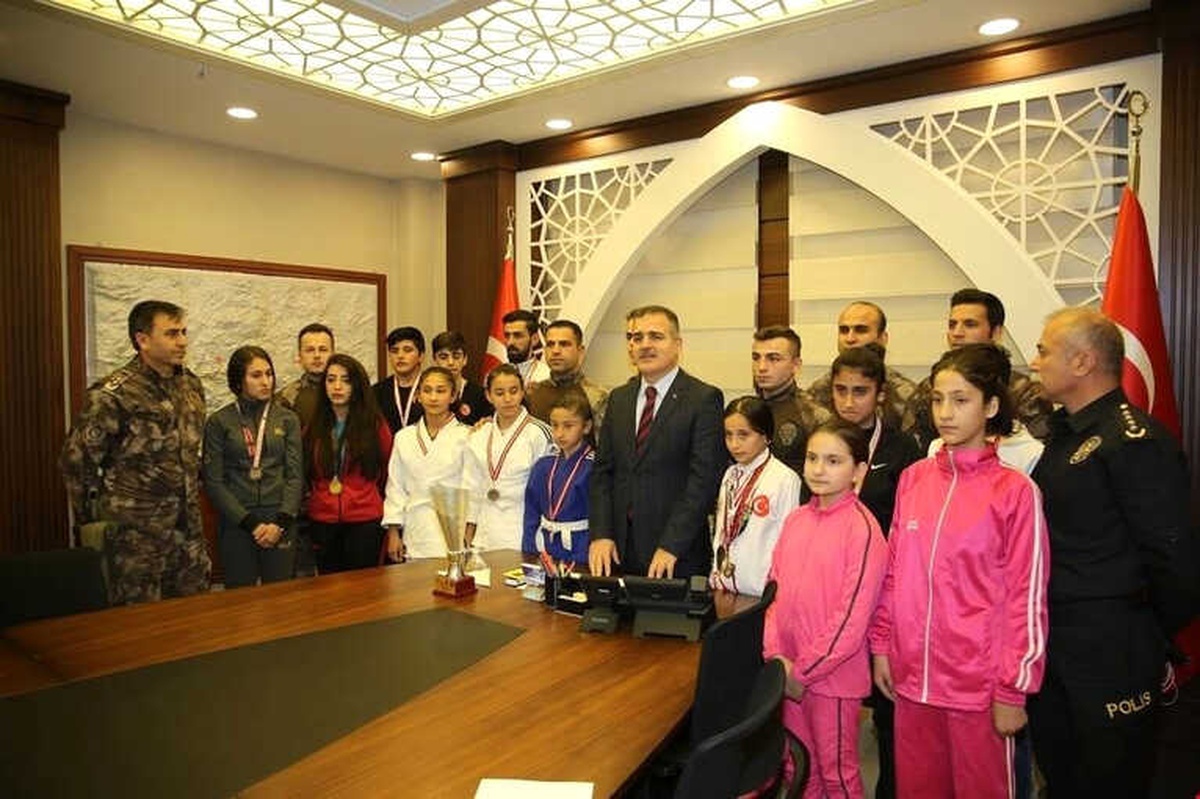 Başarlı Sporculardan Vali Akbıyık\'a Ziyaret
