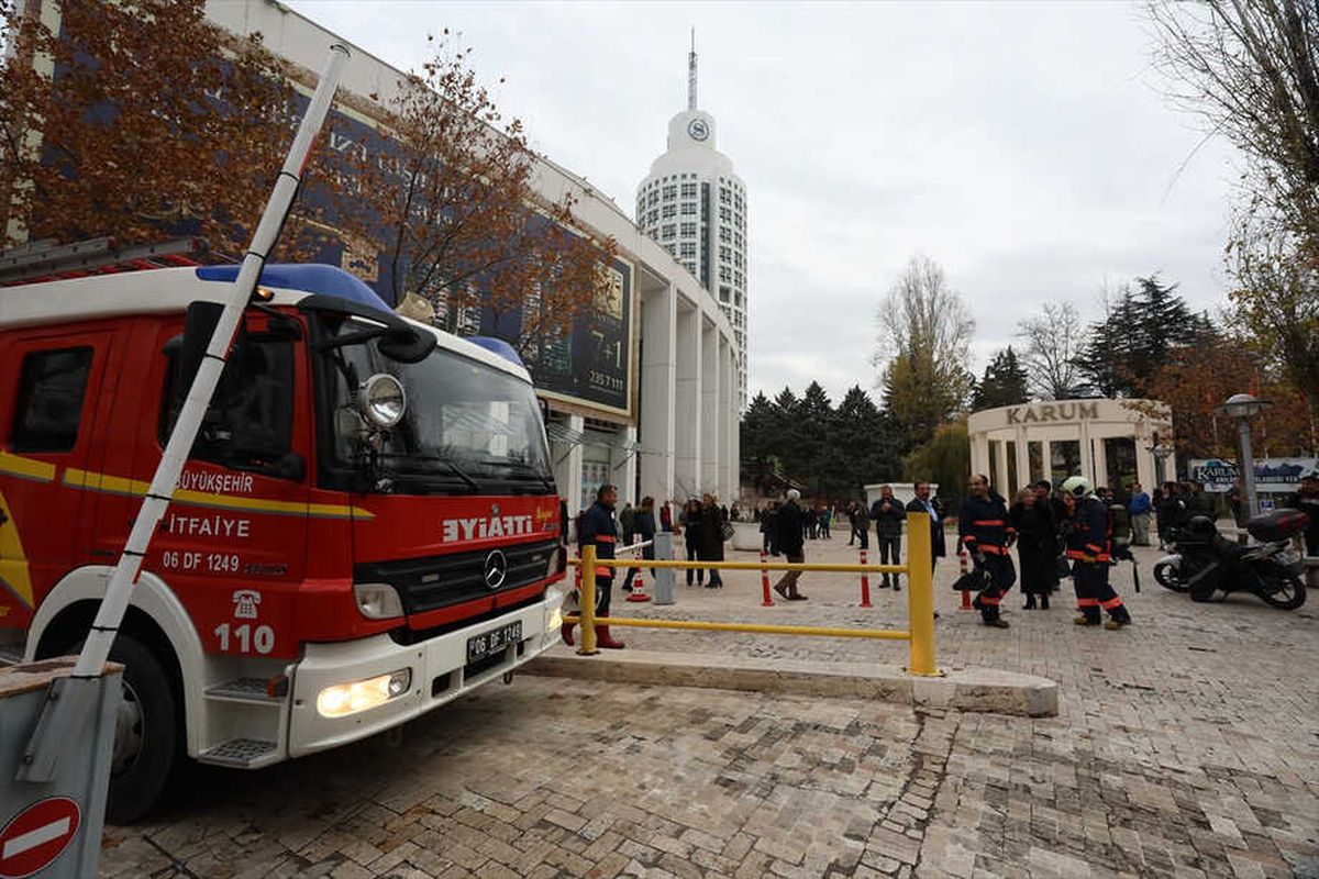 Başkentte Avm\'de Yangın Paniği