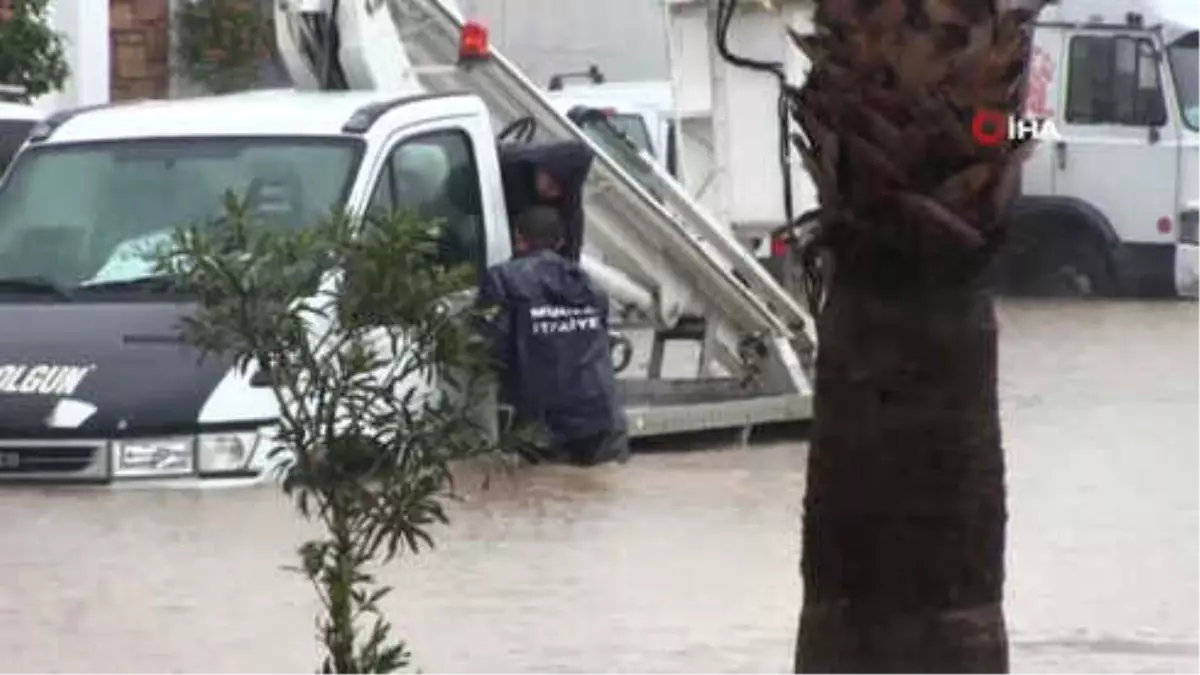 Bodrum Sular Altında... Selde Mahsur Kalanları Kucaklarına Alarak Güvenli Bölgeye Taşıdılar