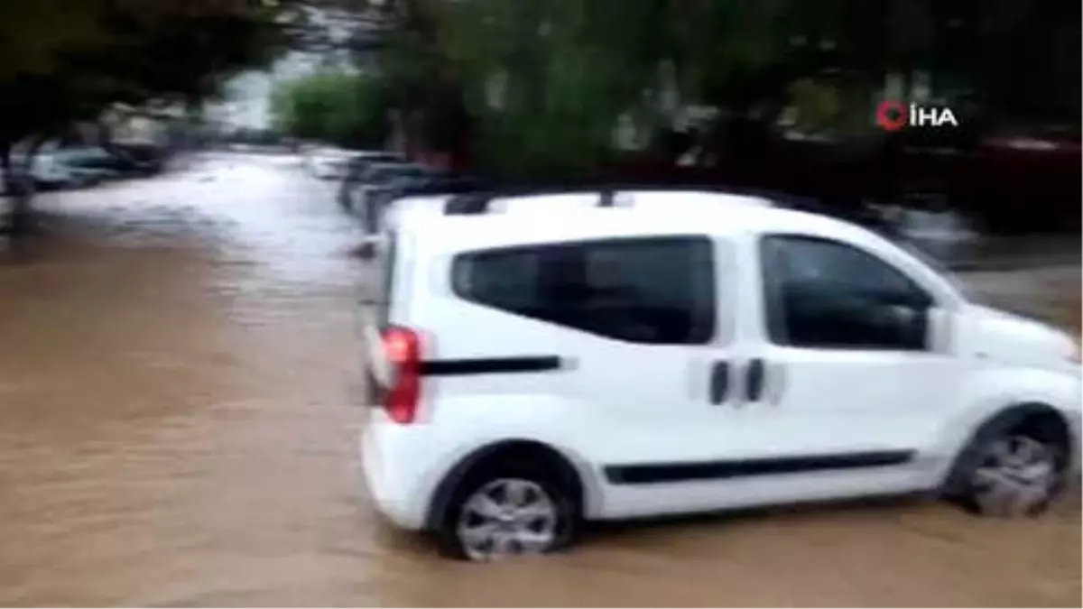 Bodrum Sular Altında... Selde Mahsur Kalanları Kucaklarına Alarak Güvenli Bölgeye Taşıdılar